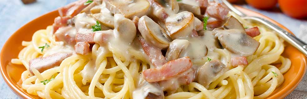 23 Pasta Cremosa con Tocino y Championes